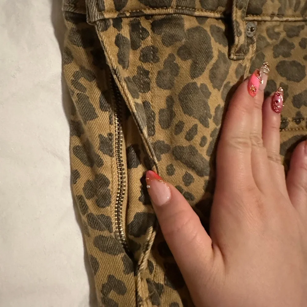 American Eagle Outfitters Leopard Print Straight Leg Jeans - Picture 7 of 9